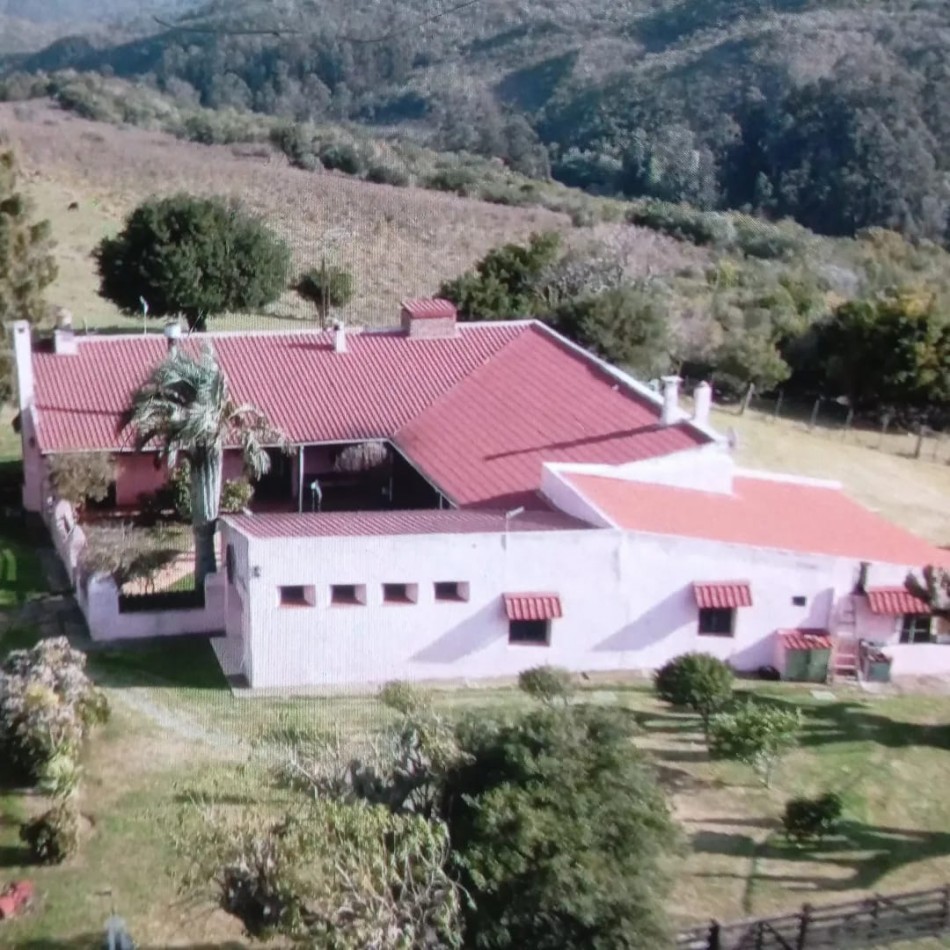 Propriete rurale dans la Sierra de Carape. 267 hectares. Maison de 8 chambres.