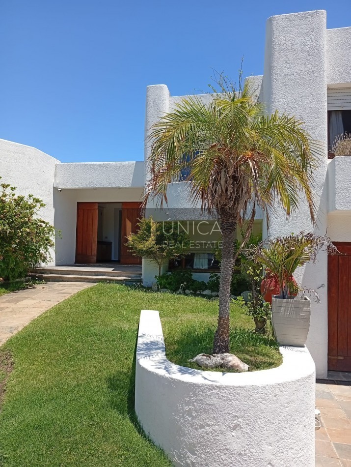 Solanas. Maison de 4 chambres avec logement pour le personnel ,a bord de mer