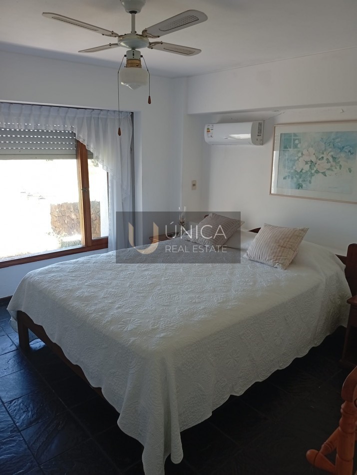 Solanas. Maison de 4 chambres avec logement pour le personnel ,a bord de mer